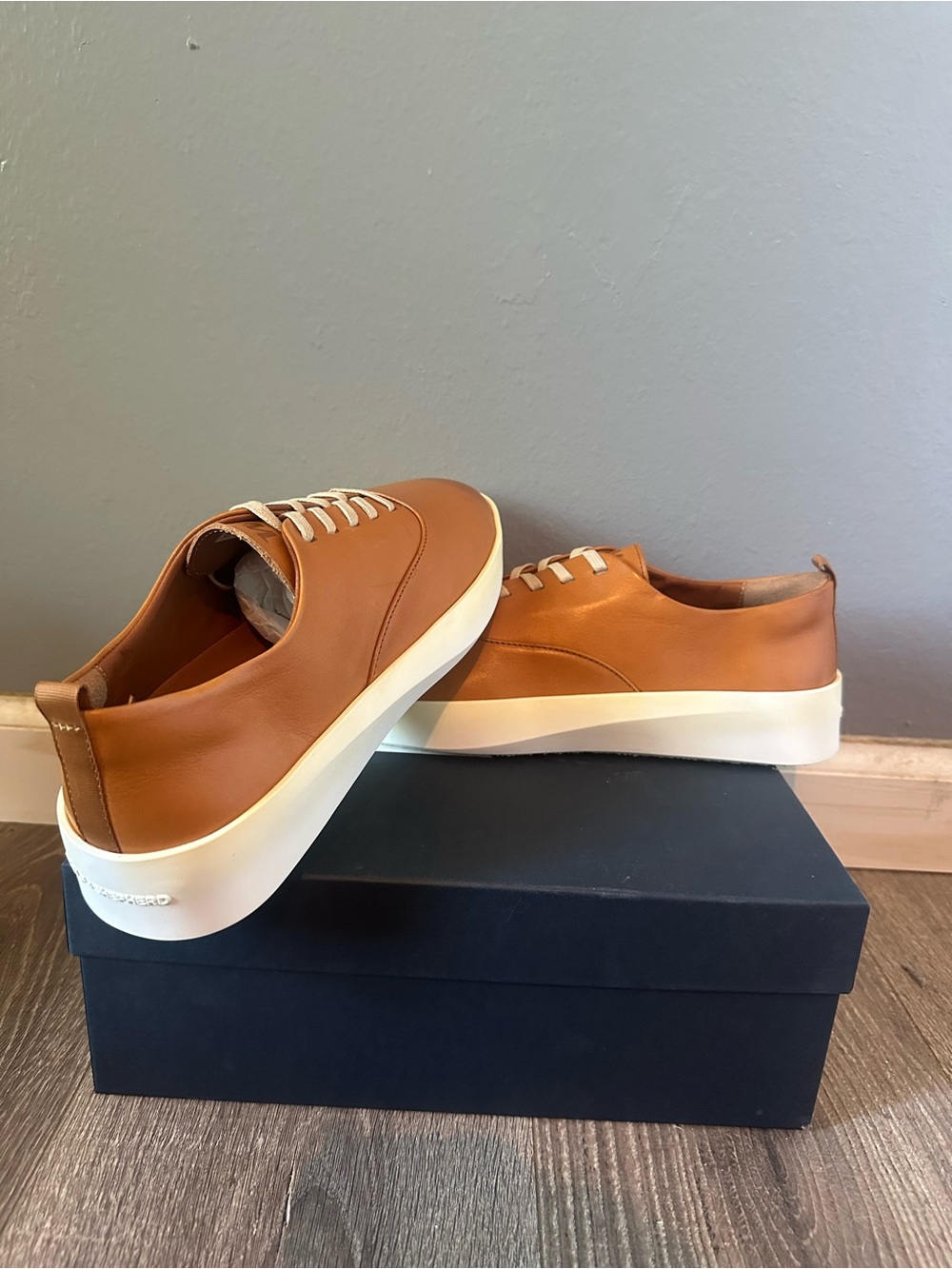 Woman’s size 9/men’s size 7.5Tan Low-Top Leather Sneakers with White Sole.